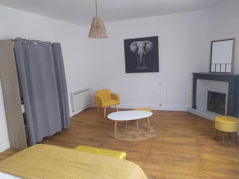 Maison De Ville Tres Lumineuse Civray  Экстерьер фото